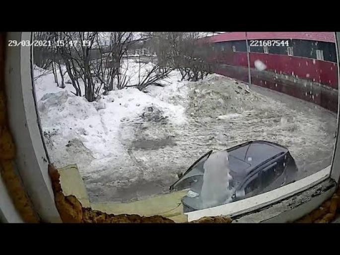 Husband and wife sitting in the car suddenly a huge ice block fell on the windscreen of the car from 50 feet see viral video | VIDEO : पती-पत्नी कारमध्ये बसले अन् अचानक ५० फूट उंचीवरून बर्फाचा मोठा तुकडा कारवर पडला आणि... Husband and wife sitting in the car suddenly a huge ice block fell on the windscreen of the car from 50 feet see viral video | VIDEO : पती-पत्नी कारमध्ये बसले अन् अचानक ५० फूट उंचीवरून बर्फाचा मोठा तुकडा कारवर पडला आणि...