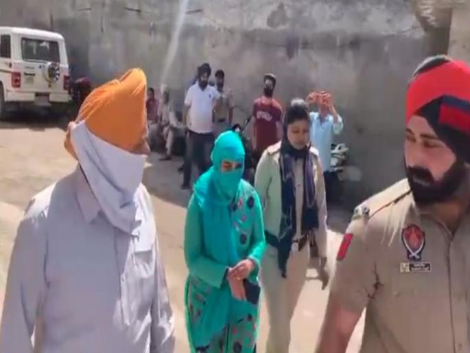 Indian girl try to cross pakistani border to meet his pakistani boyfriend | पाकिस्तानी तरूणाच्या प्रेमात पडली भारतीय विवाहित महिला, बॉर्डर पार करताना तिला सैनिकांनी पकडलं! Indian girl try to cross pakistani border to meet his pakistani boyfriend | पाकिस्तानी तरूणाच्या प्रेमात पडली भारतीय विवाहित महिला, बॉर्डर पार करताना तिला सैनिकांनी पकडलं!