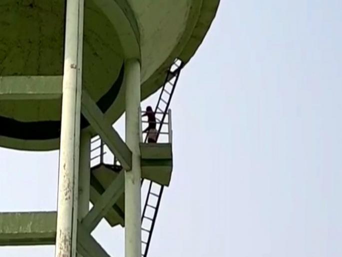 Sholay movie scene enacted lover climbed up a water tank for marriage | गाववालों! 'लग्न करून द्या, नाही तर जीव देतो', १२ तास पाण्याच्या टाकीवर 'शोले'तील वीरू बनला तरूण! Sholay movie scene enacted lover climbed up a water tank for marriage | गाववालों! 'लग्न करून द्या, नाही तर जीव देतो', १२ तास पाण्याच्या टाकीवर 'शोले'तील वीरू बनला तरूण!