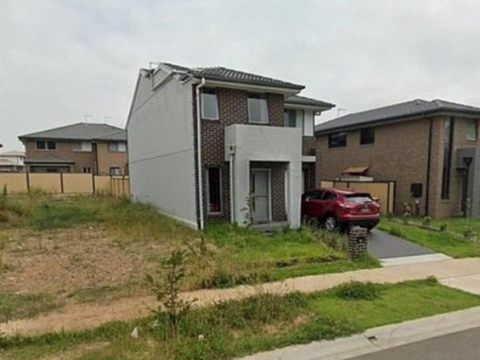 Nepal man spent 4 Crore in house and get half side in Australia | बोंबला! घर घेण्यासाठी त्याने खर्च केले तब्बल ४ कोटी रूपये अन् मिळालं अर्धच घर! Nepal man spent 4 Crore in house and get half side in Australia | बोंबला! घर घेण्यासाठी त्याने खर्च केले तब्बल ४ कोटी रूपये अन् मिळालं अर्धच घर!