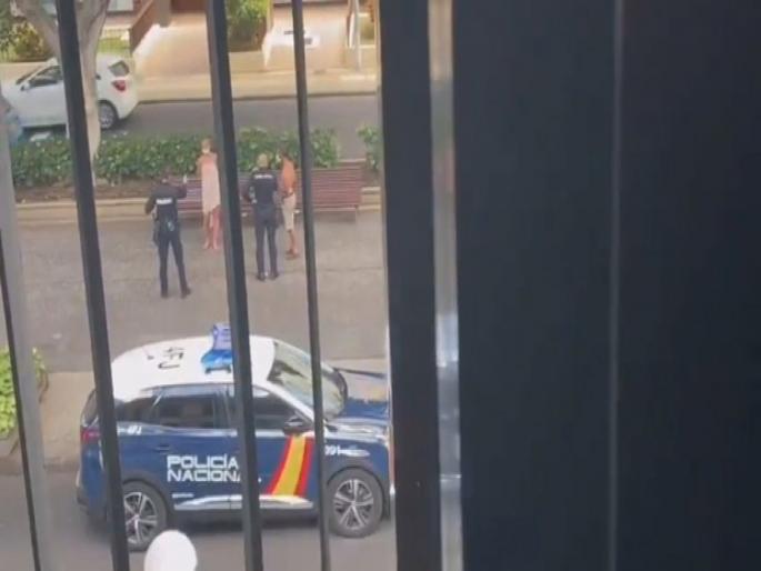 Police in Tenerife bust naked couple bonking in front of a SCHOOL in broad daylight | निर्लज्जपणाचा कळस! स्पेनमध्ये शाळेसमोरील बेंचवर Intimate झालं कपल, मुलांनी त्यांचा व्हिडीओ केला व्हायरल