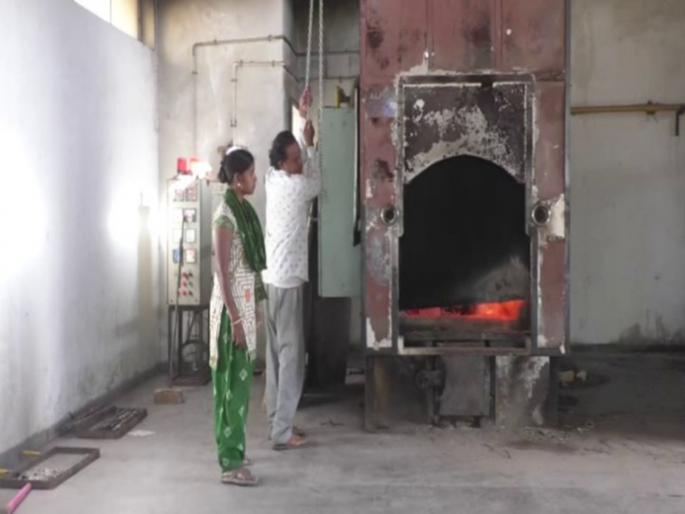 Graveyard working home family jobless man funeral dead bodies Vadodara Gujarat | लॉकडाऊनमुळे गेली नोकरी तर स्मशानभूमीला बनवलं घर, अंत्यसंस्कार करून भरतो परिवाराचं पोट!