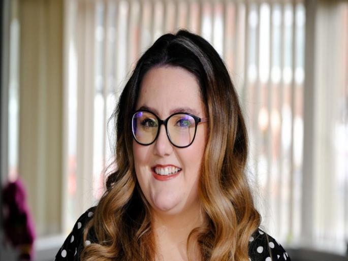 Woman reveals she has rare condition where laughing sends her to sleep | हसू आल्यावर आपोआप बेशुद्ध पडते ही महिला, दोन दुर्मीळ आजारामुळे झाली हैराण!