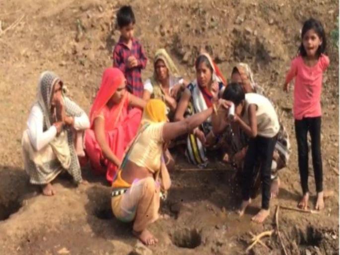 People started drinking water after digging a pit in a dry river considering the medicine of corona in Guna Madhya Pradesh | अंधश्रद्धेचा कहर! कोरड्या नदीत खड्डा केल्यास लागलं पाणी, कोरोनाचं औषध समजून पिऊ लागले लोक.... People started drinking water after digging a pit in a dry river considering the medicine of corona in Guna Madhya Pradesh | अंधश्रद्धेचा कहर! कोरड्या नदीत खड्डा केल्यास लागलं पाणी, कोरोनाचं औषध समजून पिऊ लागले लोक....