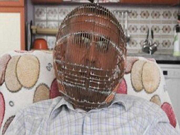 Man locks his head in a cage to quit smoking shocking | वाह रे पठ्ठ्या! सिगारेटची सवय मोडावी म्हणून 'पिंजऱ्यात' बंद केलं डोकं, चावी असते पत्नीकडे! Man locks his head in a cage to quit smoking shocking | वाह रे पठ्ठ्या! सिगारेटची सवय मोडावी म्हणून 'पिंजऱ्यात' बंद केलं डोकं, चावी असते पत्नीकडे!