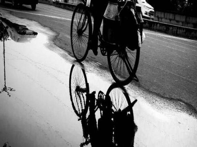 MP : After wife death husband traveled 130 km in 13 hours by bicycle for last rites | हृदयद्रावक! घरी पडून होता पत्नीचा मृतदेह, सायकलने १३ तासात १३० किमी प्रवास करून पोहोचला पती... MP : After wife death husband traveled 130 km in 13 hours by bicycle for last rites | हृदयद्रावक! घरी पडून होता पत्नीचा मृतदेह, सायकलने १३ तासात १३० किमी प्रवास करून पोहोचला पती...