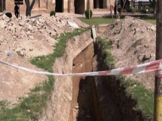 Four hundred years old tunnel found during restoration at Lahore fort in Pakistan | पाकिस्तानात खोदकाम करताना सापडला शेकडो वर्ष जुना भुयार, पाहून अवाक् झाले लोक.... Four hundred years old tunnel found during restoration at Lahore fort in Pakistan | पाकिस्तानात खोदकाम करताना सापडला शेकडो वर्ष जुना भुयार, पाहून अवाक् झाले लोक....