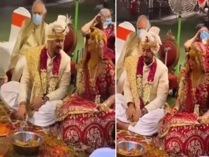 Funny video : Bride and Groom started having fun in mandap when panditji disappeared | पंडित जागेवरून गायब झाला तर नवरी-नवरदेव मंडपात करू लागले मस्ती, व्हिडीओ व्हायरल... Funny video : Bride and Groom started having fun in mandap when panditji disappeared | पंडित जागेवरून गायब झाला तर नवरी-नवरदेव मंडपात करू लागले मस्ती, व्हिडीओ व्हायरल...