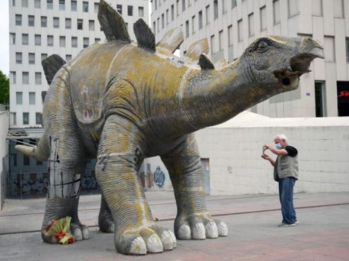 Missing man found dead inside a dinosaur statue in Spain watch shocking video | डायनासॉरच्या मूर्तीतून येत होती दुर्गंधी, बाप-लेकाने तक्रार केली तर समोर आलं भयानक रहस्य Missing man found dead inside a dinosaur statue in Spain watch shocking video | डायनासॉरच्या मूर्तीतून येत होती दुर्गंधी, बाप-लेकाने तक्रार केली तर समोर आलं भयानक रहस्य