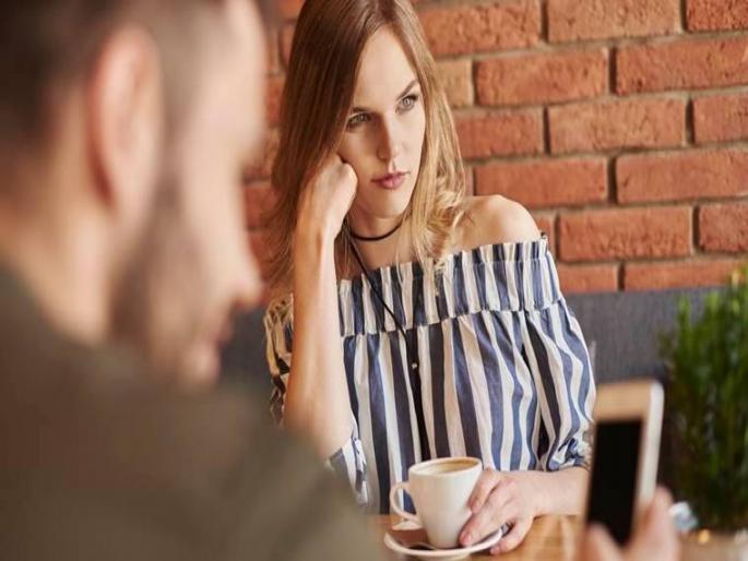 Are you a smartphone addict? There is a risk of phubbing .... Know the symptoms | स्मार्टफोन अॅडिक्ट आहात? मग तुम्हालाही आहे फबिंगचा धोका....जाणून घ्या लक्षणे Are you a smartphone addict? There is a risk of phubbing .... Know the symptoms | स्मार्टफोन अॅडिक्ट आहात? मग तुम्हालाही आहे फबिंगचा धोका....जाणून घ्या लक्षणे