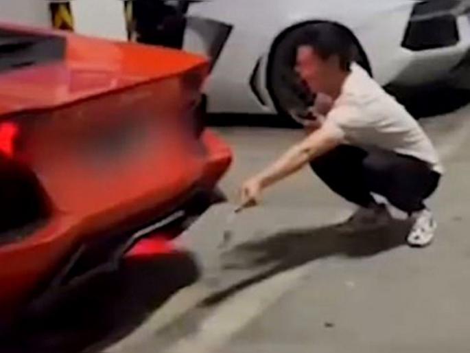 Lamborghini car up in smoke man tries grill meat exhaust in China watch video | VIDEO : लॅम्बॉर्गिनी कारच्या सायलेन्सरवर शिजवत होता 'कबाब', नंतर जे झालं ते बघतच रहाल.... Lamborghini car up in smoke man tries grill meat exhaust in China watch video | VIDEO : लॅम्बॉर्गिनी कारच्या सायलेन्सरवर शिजवत होता 'कबाब', नंतर जे झालं ते बघतच रहाल....