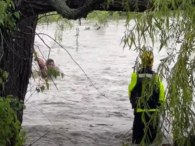 Woman stuck in floodwaters rescued see shocking video | VIDEO : पुरात अडकलेल्या महिलेचा रेस्क्यू ऑफिसरने असा वाचवला जीव, थरारक व्हिडीओ... Woman stuck in floodwaters rescued see shocking video | VIDEO : पुरात अडकलेल्या महिलेचा रेस्क्यू ऑफिसरने असा वाचवला जीव, थरारक व्हिडीओ...