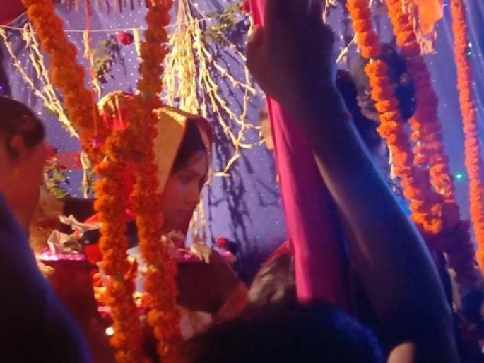 Police took away the groom from the mandap in Paliganj Patna Bihar | लग्न लागणार इतक्या नवरदेवाला घेऊन गेले पोलीस, त्याच्या लहान भावासोबत लावून दिलं नवरीचं लग्न Police took away the groom from the mandap in Paliganj Patna Bihar | लग्न लागणार इतक्या नवरदेवाला घेऊन गेले पोलीस, त्याच्या लहान भावासोबत लावून दिलं नवरीचं लग्न