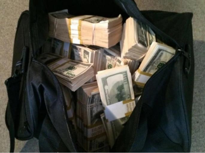 Airport employee found a bag full of dollars in Gujarat returned to the passenger | सफाई कर्मचाऱ्याला मिळाली पैशांनी भरलेली बॅग, उघडून पाहिली तर झाला अवाक् Airport employee found a bag full of dollars in Gujarat returned to the passenger | सफाई कर्मचाऱ्याला मिळाली पैशांनी भरलेली बॅग, उघडून पाहिली तर झाला अवाक्