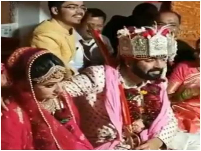 Funny video wedding video on Instagram trending bride groom video | VIDEO : नवरदेवाने मंडपात नवरीसोबत केलं असं काही, पंडितजी म्हणाले - हात काढ.... Funny video wedding video on Instagram trending bride groom video | VIDEO : नवरदेवाने मंडपात नवरीसोबत केलं असं काही, पंडितजी म्हणाले - हात काढ....