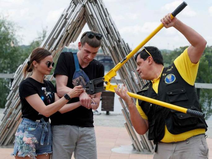 Couple breaks up on national tv after being handcuffed for 123 days to save relation | तब्बल १२३ दिवस हात बांधून सोबत होतं हे कपल, आता नॅशनल टीव्हीसमोर केलं ब्रेकअप Couple breaks up on national tv after being handcuffed for 123 days to save relation | तब्बल १२३ दिवस हात बांधून सोबत होतं हे कपल, आता नॅशनल टीव्हीसमोर केलं ब्रेकअप