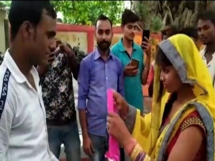 Man returned from Dubai after leaving his job got married in police station | दुबईहून नोकरी सोडून प्रेमासाठी गावी परतला प्रियकर, प्रेयसीसोबत पोलीस स्टेशनमध्ये केलं लग्न Man returned from Dubai after leaving his job got married in police station | दुबईहून नोकरी सोडून प्रेमासाठी गावी परतला प्रियकर, प्रेयसीसोबत पोलीस स्टेशनमध्ये केलं लग्न