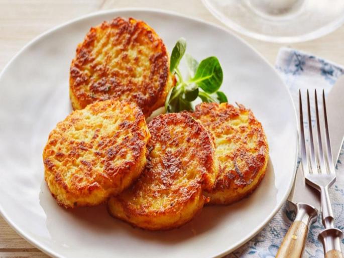 Tired of sweet pancakes, try a spoonful of potato cheese pancakes | गोड पॅनकेकचा कंटाळा आलाय, ट्राय करा चमचमीत आलु चीज पॅनकेक Tired of sweet pancakes, try a spoonful of potato cheese pancakes | गोड पॅनकेकचा कंटाळा आलाय, ट्राय करा चमचमीत आलु चीज पॅनकेक