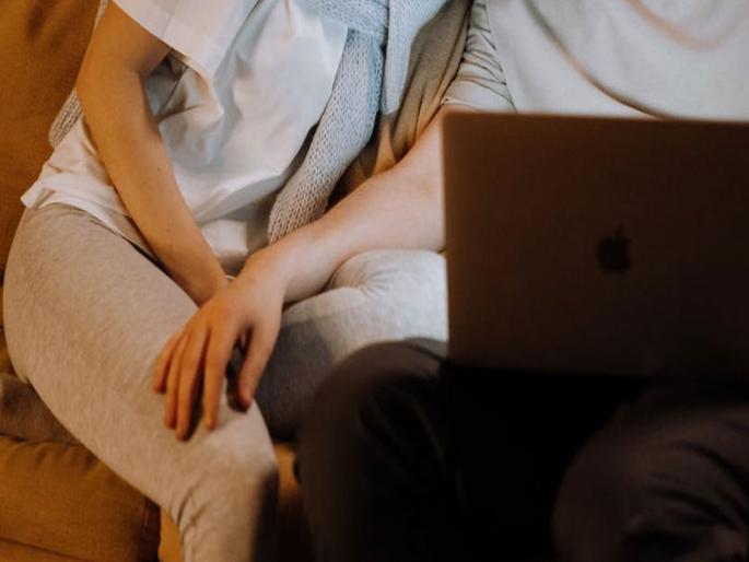 Wife caught husband with his secretary under the desk in office then apologize viral news UK | पती ऑफिसमध्ये सेक्रेटरीसोबत करत होता मजा, इतक्यात पत्नी सरप्राइज देण्यासाठी आली आणि मग.... Wife caught husband with his secretary under the desk in office then apologize viral news UK | पती ऑफिसमध्ये सेक्रेटरीसोबत करत होता मजा, इतक्यात पत्नी सरप्राइज देण्यासाठी आली आणि मग....