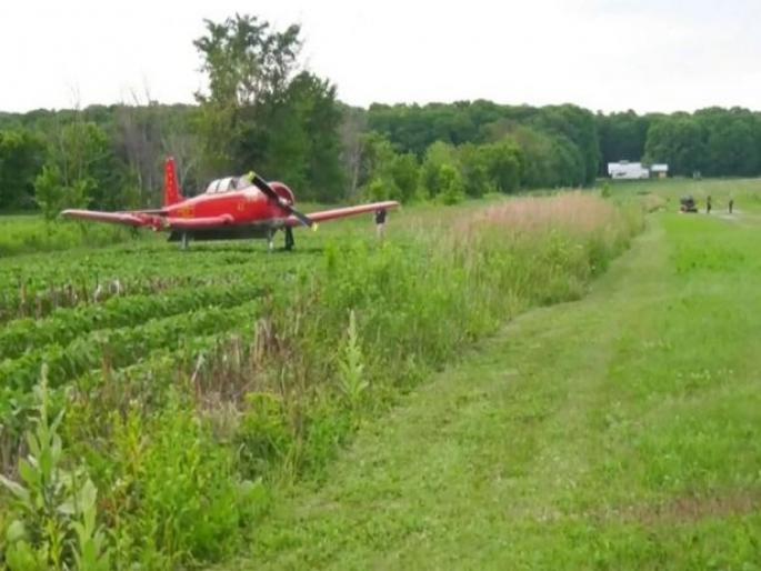 A woman who was mowing grass in Canada got hit by a plane | गवत कापत होती महिला, मागून येऊन विमानाने मारली टक्कर; महिलेचा मृत्यू... A woman who was mowing grass in Canada got hit by a plane | गवत कापत होती महिला, मागून येऊन विमानाने मारली टक्कर; महिलेचा मृत्यू...