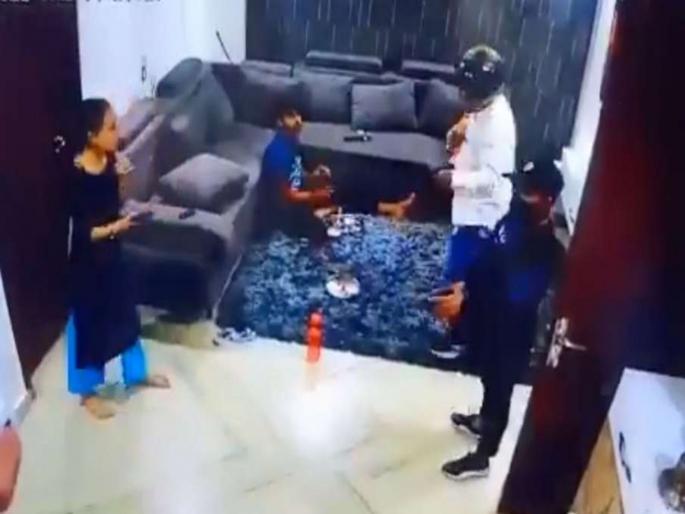 VIDEO : Family looted at gunpoint in Delhi incident recorded in camera | VIDEO : बंदूक आणि चाकूचा धाक दाखवत परिवाराला लुटलं, कॅमेरात कैद झाली धक्कादायक घटना VIDEO : Family looted at gunpoint in Delhi incident recorded in camera | VIDEO : बंदूक आणि चाकूचा धाक दाखवत परिवाराला लुटलं, कॅमेरात कैद झाली धक्कादायक घटना