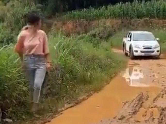 Don't panic if the cars are blowing mud in the rain, the solution hidden in this video | पावसाळ्यात गाड्या चिखल उडवत असतील तर घाबरु नका, या व्हिडिओत दडलाय उपाय Don't panic if the cars are blowing mud in the rain, the solution hidden in this video | पावसाळ्यात गाड्या चिखल उडवत असतील तर घाबरु नका, या व्हिडिओत दडलाय उपाय