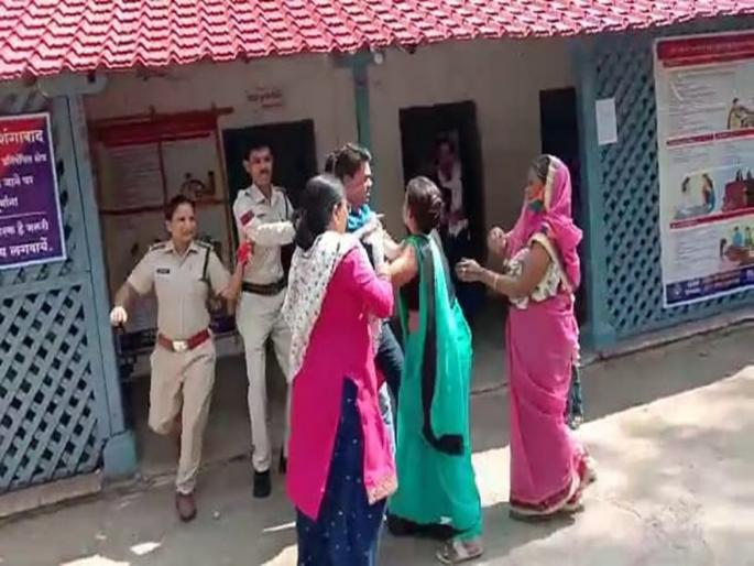 Madhya Pradesh ex wife beat up husband due to second marriage, Video goes viral | दुसरं लग्न करून पोलीस स्टेशनमध्ये आला होता पती, पहिल्या पत्नीने केली धू-धू धुलाई; व्हिडीओ व्हायरल Madhya Pradesh ex wife beat up husband due to second marriage, Video goes viral | दुसरं लग्न करून पोलीस स्टेशनमध्ये आला होता पती, पहिल्या पत्नीने केली धू-धू धुलाई; व्हिडीओ व्हायरल