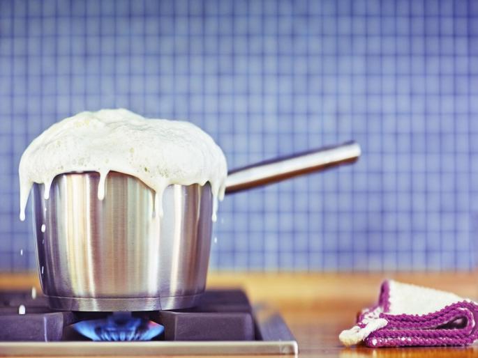 If you boil the milk in this way, it will not fall out of the pot, follow these simple tips | अशाप्रकारे दूध उकळाल तर नाही पडणार भांड्याच्या बाहेर, फॉलो करा या साध्या टिप्स If you boil the milk in this way, it will not fall out of the pot, follow these simple tips | अशाप्रकारे दूध उकळाल तर नाही पडणार भांड्याच्या बाहेर, फॉलो करा या साध्या टिप्स