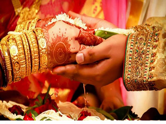 Wedding news groom refused to take dowry bride family gifted expensive books | हुंड्याच्या विरोधात होता नवरदेव, नवरीकडील लोकांनी ऐकलं नाही अन् दिलं 'हे' किंमती गिफ्ट! Wedding news groom refused to take dowry bride family gifted expensive books | हुंड्याच्या विरोधात होता नवरदेव, नवरीकडील लोकांनी ऐकलं नाही अन् दिलं 'हे' किंमती गिफ्ट!