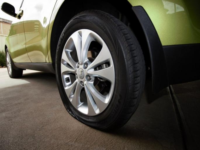 Interesting facts about why tyre colour black, know the reason | प्रत्येक गाडीच्या टायरचा रंग काळाच का असतो? कधी विचारही नसेल केला या कारणाचा.... Interesting facts about why tyre colour black, know the reason | प्रत्येक गाडीच्या टायरचा रंग काळाच का असतो? कधी विचारही नसेल केला या कारणाचा....