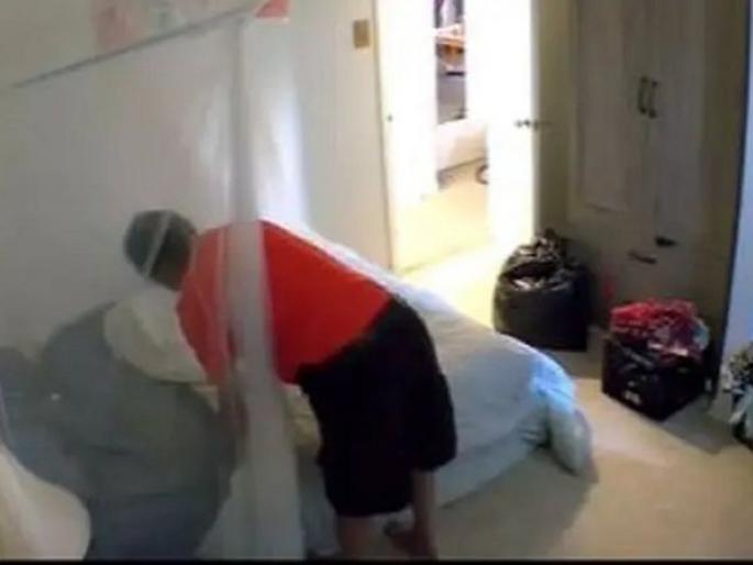 Landlord filmed sneaking into woman's apartment and sniffing her pillow while she's away | महिला बाहेर जाताच तिच्या घरात शिरत होता घरमालक, बेडरूममध्ये जाऊन करत होता हे विचित्र काम....