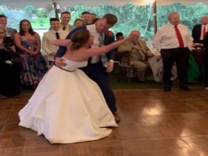 The bride and groom's dance was in full swing, but something happened that took her straight to the hospital ... | ऐन रंगात आला होता नवरा नवरीचा डान्स, पण असे काही घडले की थेट हॉस्पिटलमध्ये पोहोचली... The bride and groom's dance was in full swing, but something happened that took her straight to the hospital ... | ऐन रंगात आला होता नवरा नवरीचा डान्स, पण असे काही घडले की थेट हॉस्पिटलमध्ये पोहोचली...