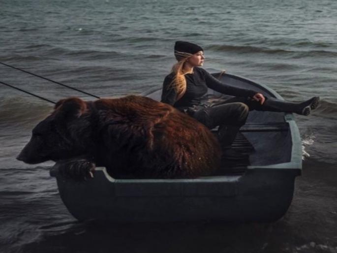 Rescued the bear and went fishing with bear, the girl and bear became close friends | ही दोस्ती तुटायची नाय! अस्वलाला वाचवले अन् त्यासोबत केली मासेमारी, दोघे झाले घट्ट मित्र Rescued the bear and went fishing with bear, the girl and bear became close friends | ही दोस्ती तुटायची नाय! अस्वलाला वाचवले अन् त्यासोबत केली मासेमारी, दोघे झाले घट्ट मित्र