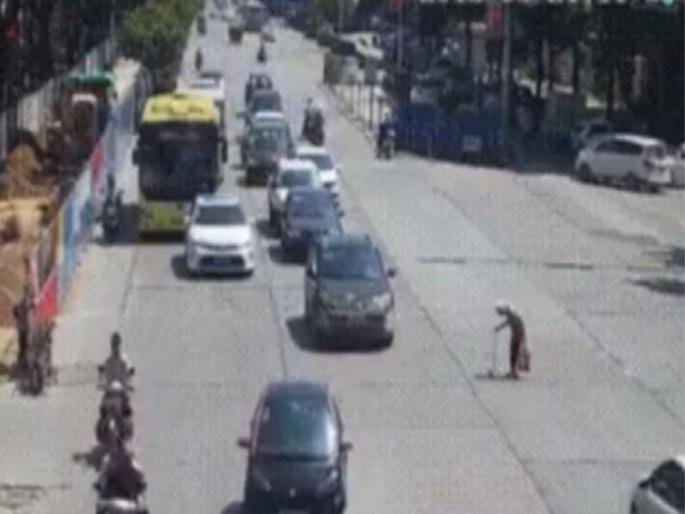 scooty driver set example with his act, stops vehicles to let old man cross road | हृदयस्पर्शी! स्कुटीवाल्याने वृद्धासाठी जे काही केले, ते पाहुन म्हणाला - माणूसकी अजूनही आहे! scooty driver set example with his act, stops vehicles to let old man cross road | हृदयस्पर्शी! स्कुटीवाल्याने वृद्धासाठी जे काही केले, ते पाहुन म्हणाला - माणूसकी अजूनही आहे!