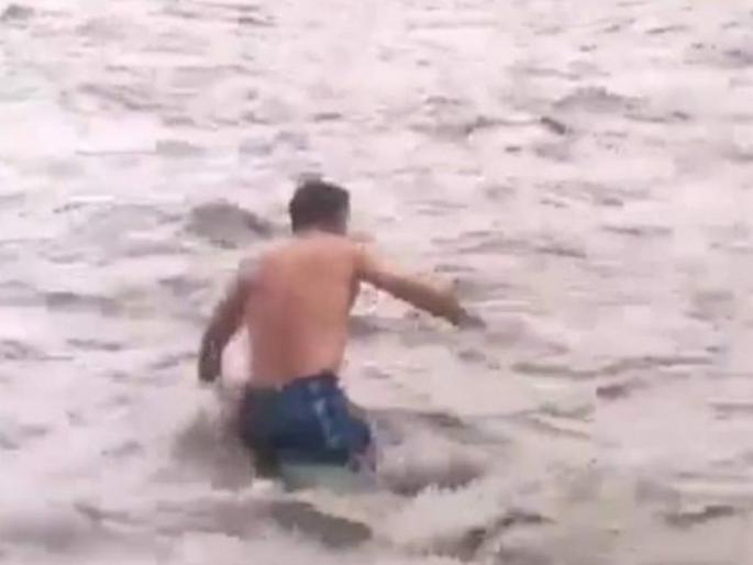 meet bashir mir a young man who saved life of three boys stuck in flooded sindhu river in kashmir | सोशल मिडियावर धुमाकुळ घालतेय 'या' युवकाची कथा, असं काय केलंय त्यानं? पाहा व्हिडिओ meet bashir mir a young man who saved life of three boys stuck in flooded sindhu river in kashmir | सोशल मिडियावर धुमाकुळ घालतेय 'या' युवकाची कथा, असं काय केलंय त्यानं? पाहा व्हिडिओ