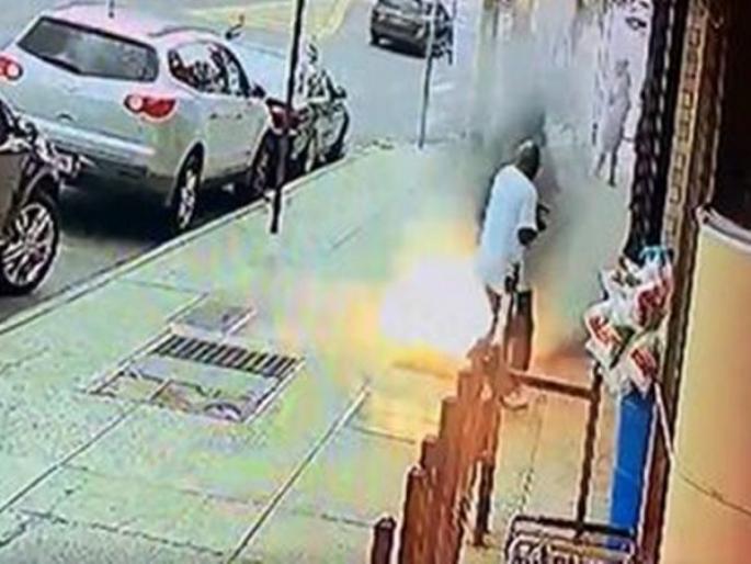 Man was going to pay phone bill, sudden blast at the road side | मरता मरता वाचला या बिचाऱ्याचा जीव, असा काही झाला आगीचा स्फोट की तुम्ही हादरुन जाल Man was going to pay phone bill, sudden blast at the road side | मरता मरता वाचला या बिचाऱ्याचा जीव, असा काही झाला आगीचा स्फोट की तुम्ही हादरुन जाल