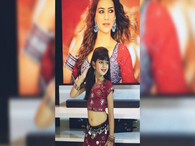The girl sony dance on 'Param Sundari' song from film mimi , see in the viral video, Kriti Sanon is also in front of her! | ही मुलगी आहे अस्सल 'परम सुंदरी', व्हायरल व्हिडिओत पाहा क्रीती सेननही हिच्यासमोर आहे फेल! The girl sony dance on 'Param Sundari' song from film mimi , see in the viral video, Kriti Sanon is also in front of her! | ही मुलगी आहे अस्सल 'परम सुंदरी', व्हायरल व्हिडिओत पाहा क्रीती सेननही हिच्यासमोर आहे फेल!