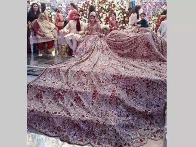 Pakistani bride wore 100 kg weight lehenga in her wedding video viral | पाकिस्तानातील नवरीने लग्नात घातला १०० किलोचा लेहंगा, व्हिडीओ व्हायरल Pakistani bride wore 100 kg weight lehenga in her wedding video viral | पाकिस्तानातील नवरीने लग्नात घातला १०० किलोचा लेहंगा, व्हिडीओ व्हायरल