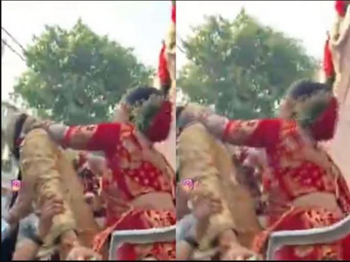 The wedding started on the street, both of them got into a fight while wearing a veil, the video went viral ... | रस्त्यावरच लागलं लग्न, वरमाला घालताना दोघांचीही चढाओढ, व्हिडिओ व्हायरल...