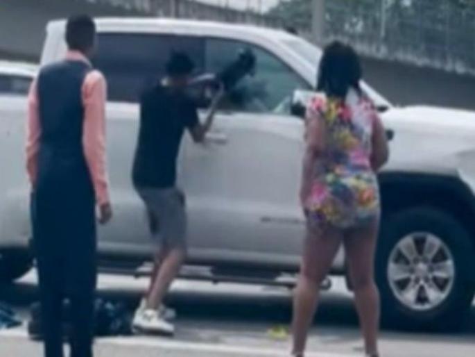 The old man fell unconscious while driving a truck on the highway, people saved his life | हायवेवर ट्रक चालवत असताना वृद्ध पडला बेशुद्ध, लोकांनी 'असा' वाचवला जीव The old man fell unconscious while driving a truck on the highway, people saved his life | हायवेवर ट्रक चालवत असताना वृद्ध पडला बेशुद्ध, लोकांनी 'असा' वाचवला जीव