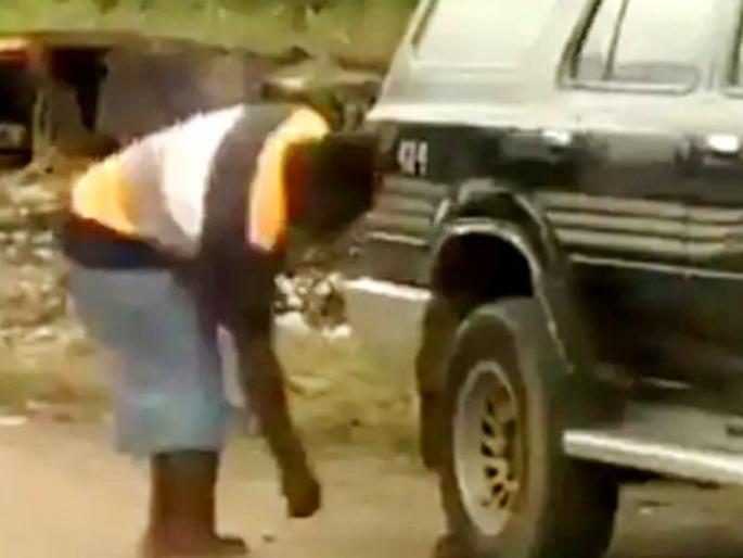 the man writes 16 on car, thinking 4x4 on car means math problem, funny video goes viral | गणितावर किती ते प्रेम! कारवर लिहिले होते 4x4, एकाने दगड उचलला आणि गणित सोडवले.. the man writes 16 on car, thinking 4x4 on car means math problem, funny video goes viral | गणितावर किती ते प्रेम! कारवर लिहिले होते 4x4, एकाने दगड उचलला आणि गणित सोडवले..