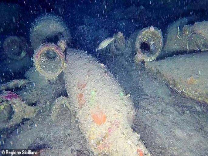 Italy archaeologists found 2200 years old Roman shipwreck packed with wine jars at Sicily | मोठा शोध! इटलीतील समुद्रात ३०२ फूट खोलात सापडला २२०० वर्ष जुन्या जहाजाचा मलबा आणि.... Italy archaeologists found 2200 years old Roman shipwreck packed with wine jars at Sicily | मोठा शोध! इटलीतील समुद्रात ३०२ फूट खोलात सापडला २२०० वर्ष जुन्या जहाजाचा मलबा आणि....