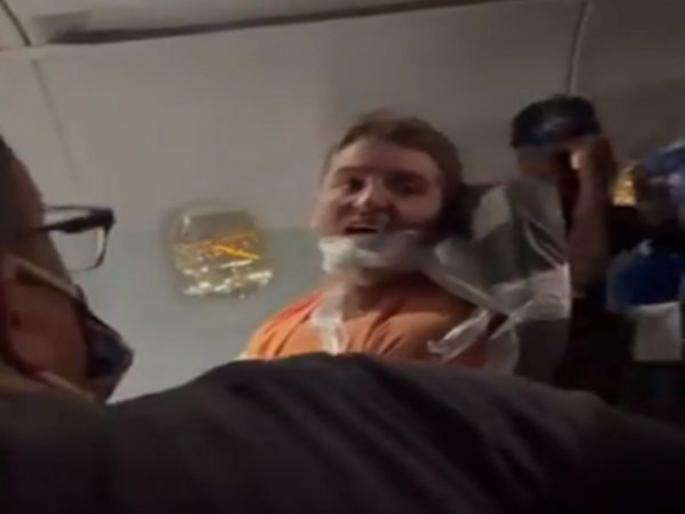 Mistreatment of airhostesses, a lesson taught by crew members, will not dare again! | एअरहॉस्टेससोबत केले गैरवर्तन, क्रु मेंबर्सनी शिकवला असा धडा की, पुन्हा हिम्मत करणार नाही! Mistreatment of airhostesses, a lesson taught by crew members, will not dare again! | एअरहॉस्टेससोबत केले गैरवर्तन, क्रु मेंबर्सनी शिकवला असा धडा की, पुन्हा हिम्मत करणार नाही!