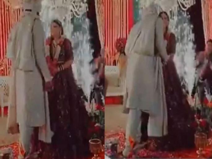 bride and groom kissing in the wedding, video goes viral | बाबो! लग्नातच पाहुण्यांची विचित्र मागणी, नवरा नवरीने ओलांडल्या सर्व मर्यादा bride and groom kissing in the wedding, video goes viral | बाबो! लग्नातच पाहुण्यांची विचित्र मागणी, नवरा नवरीने ओलांडल्या सर्व मर्यादा