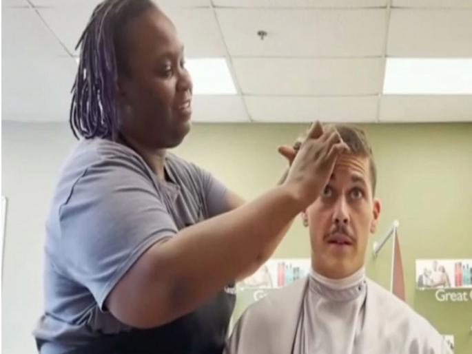 woman hairdresser earns 500 dollar tip by cutting just one hair | एक केस कापला अन् महिलेचे नशीबच पलटले, झाली मालामाल! woman hairdresser earns 500 dollar tip by cutting just one hair | एक केस कापला अन् महिलेचे नशीबच पलटले, झाली मालामाल!