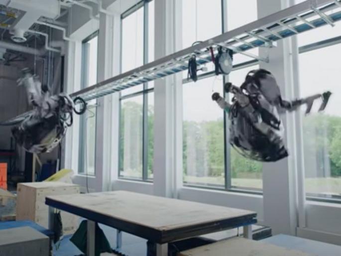 robots workout, backflip, video goes viral on internet | हे रोबोर्ट करतात माणसासारखे वर्कआऊट, त्यांची बॅकफ्लिप बघून म्हणाल...हा तर रजनीकांतचा चिट्टी robots workout, backflip, video goes viral on internet | हे रोबोर्ट करतात माणसासारखे वर्कआऊट, त्यांची बॅकफ्लिप बघून म्हणाल...हा तर रजनीकांतचा चिट्टी