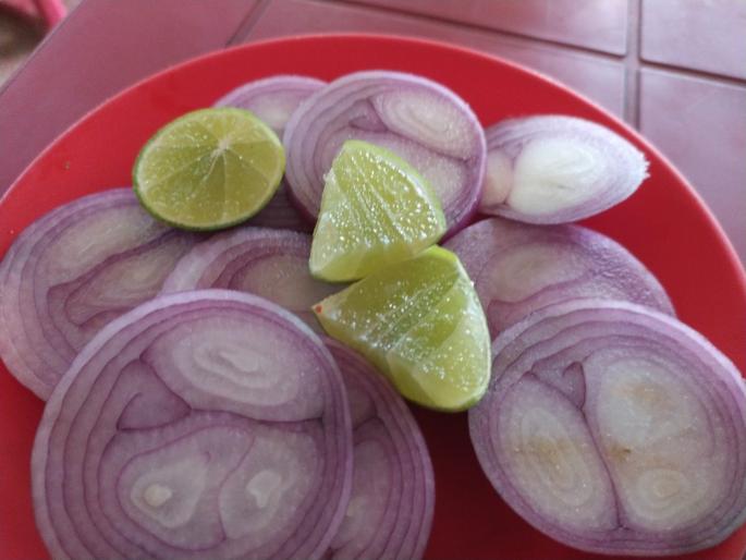 know the benefits and side effects of eating lemon and onion together | कांद्यासोबत लिंबू खाणं फायद्याचं कि तोट्याचं? जाणून घ्या सत्य आत्ताच... know the benefits and side effects of eating lemon and onion together | कांद्यासोबत लिंबू खाणं फायद्याचं कि तोट्याचं? जाणून घ्या सत्य आत्ताच...