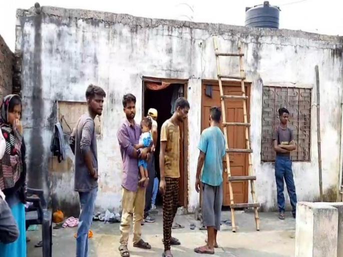 Haryana Crime : 17 year old teenager was found lying upside down under mysterious circumstances in a water tank | आईने मुलीला सांगितलं - पाणी येत नाहीये, जाऊन टाकी बघ; झाकण उघडलं तर दिसला बहिणीचा मृतदेह Haryana Crime : 17 year old teenager was found lying upside down under mysterious circumstances in a water tank | आईने मुलीला सांगितलं - पाणी येत नाहीये, जाऊन टाकी बघ; झाकण उघडलं तर दिसला बहिणीचा मृतदेह