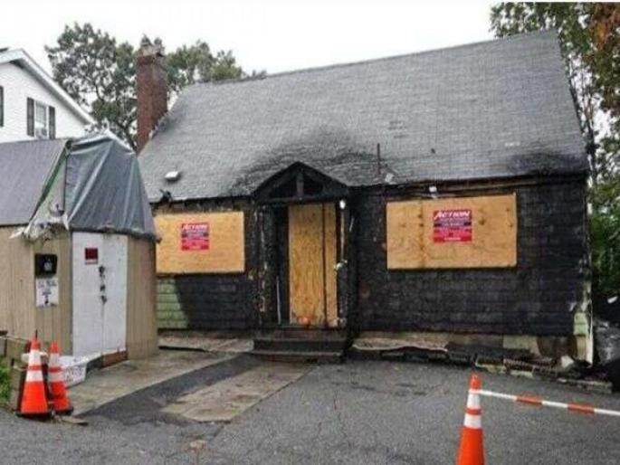 Burned house in usa on sale for rs 2.95 crore | बाबो! आगीत जळून राख झालं होतं घर, आता २.९५ कोटी रूपयांना विकलं जातंय