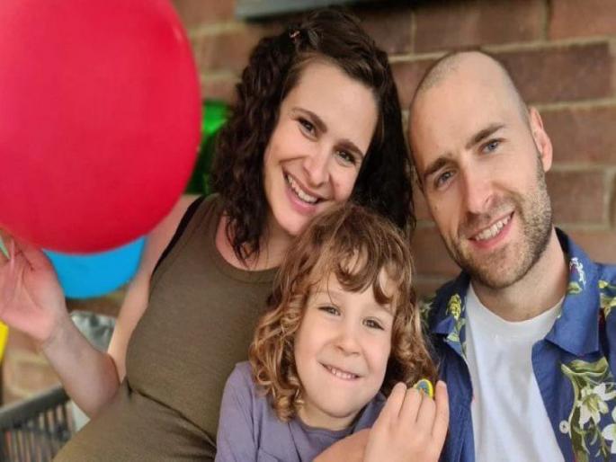 man in Britain never burp for 20 years treated by doctors | गेली २० वर्षे याने दिला नाही ढेकर, कारण समोर येताच डॉक्टरांनाही बसला धक्का... man in Britain never burp for 20 years treated by doctors | गेली २० वर्षे याने दिला नाही ढेकर, कारण समोर येताच डॉक्टरांनाही बसला धक्का...